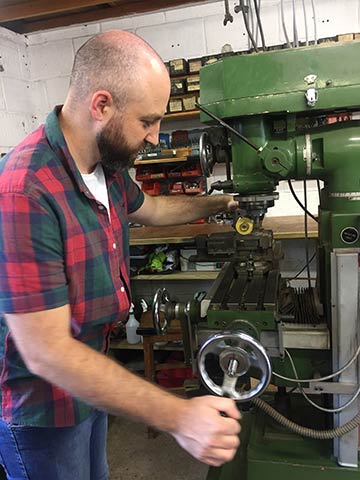 the milling table is moving back and forth to cut the teeth