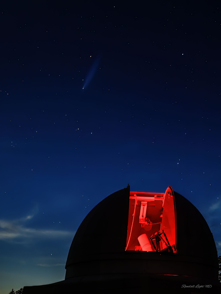 fComet Neowise over observatory